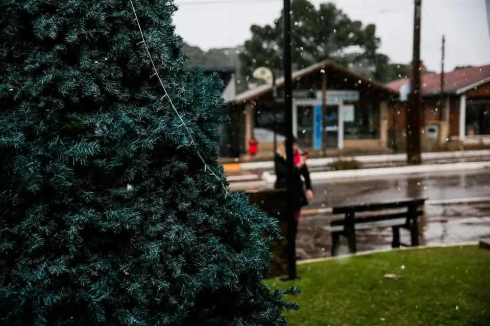 Neve é registrada em São José dos Ausentes nesta quinta-feira (29)