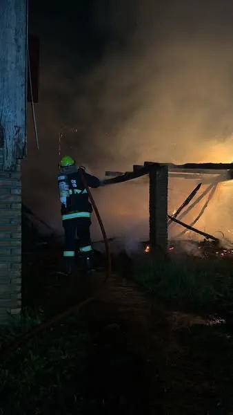 Bombeiros atendem ocorrência de incêndio estrutural em Barra do Guarita
