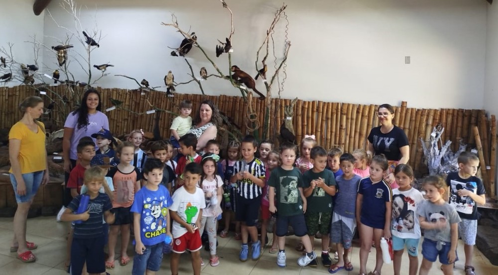 Alunos visitaram espaço em que estão expostos animais empalhados. Foto: Divulgação/AC