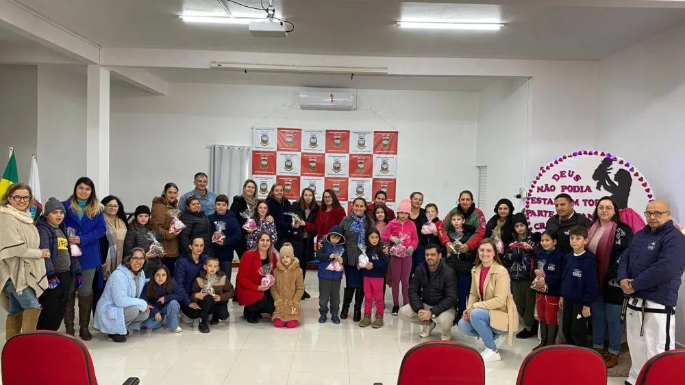 Mães são homenageadas em evento promovido pelo CRAS 