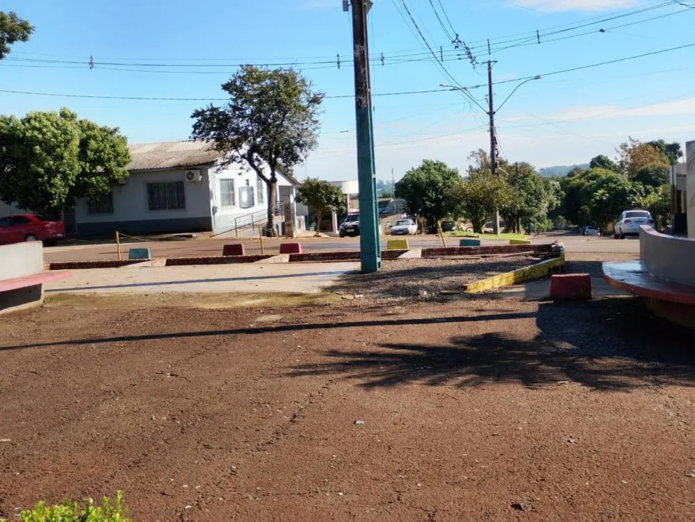 Comércio em praça pública é encerrado por falta de licitação e uso irregular de energia