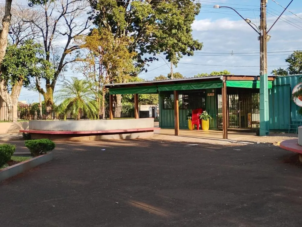 Comércio em praça pública é encerrado por falta de licitação e uso irregular de energia