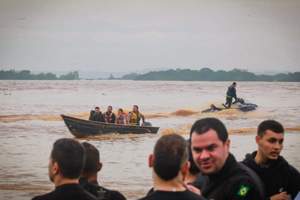 Resgates de moradores da ilhas e região que chegam ao centro de Porto Alegre. Foto: Alex/ RochaPMPA