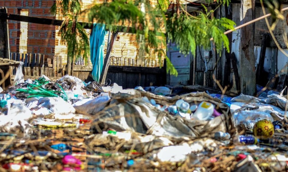 Em meio ao lixo que se acumula com o descer das águas, aumenta temor de doenças. Foto: Rafa Neddermeyer/Agência Brasil