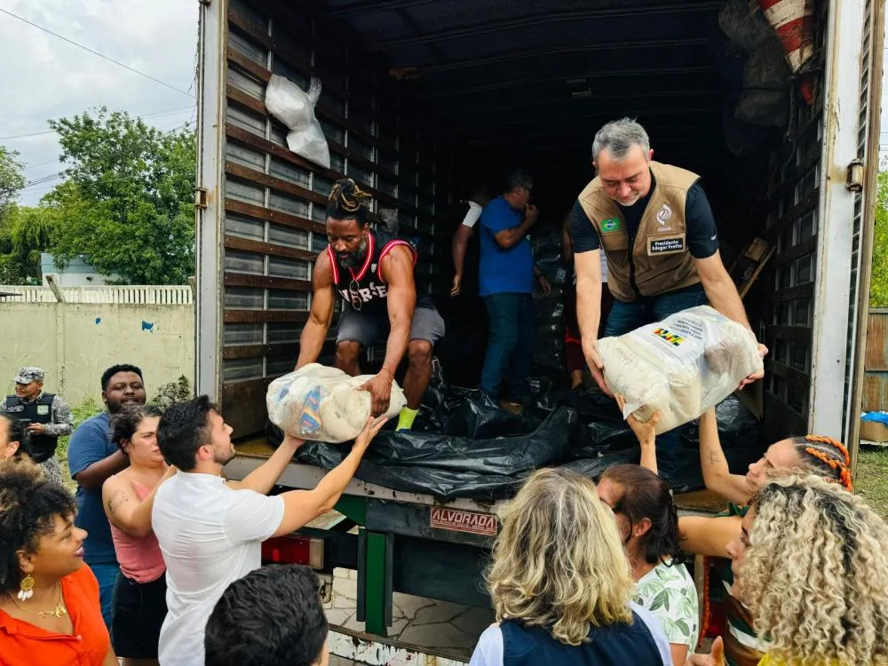 Doação de alimentos, em 2024, para cozinhas emergenciais que atendiam população atingida na capital. Crédito: Catiana de Medeiros/Conab