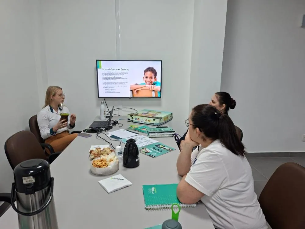 Sicoob Creditapiranga leva educação financeira a 15 escolas com o Programa Financinhas em 2025