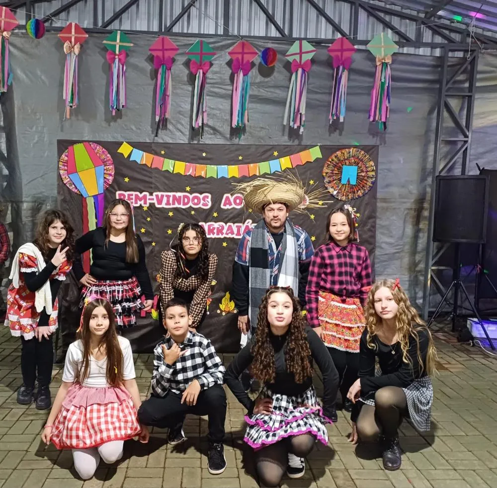 Festa Junina da Escola Lenira encanta com apresentações, comidas típicas e tradição