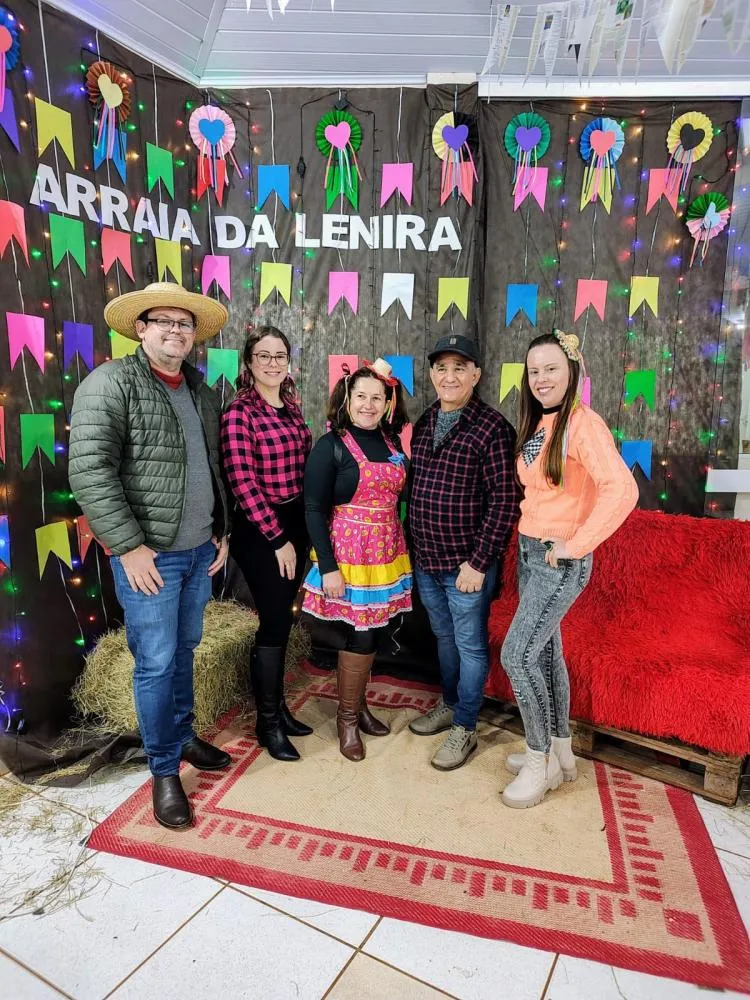 Festa Junina da Escola Lenira encanta com apresentações, comidas típicas e tradição