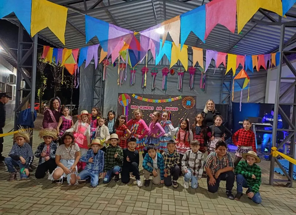 Festa Junina da Escola Lenira encanta com apresentações, comidas típicas e tradição