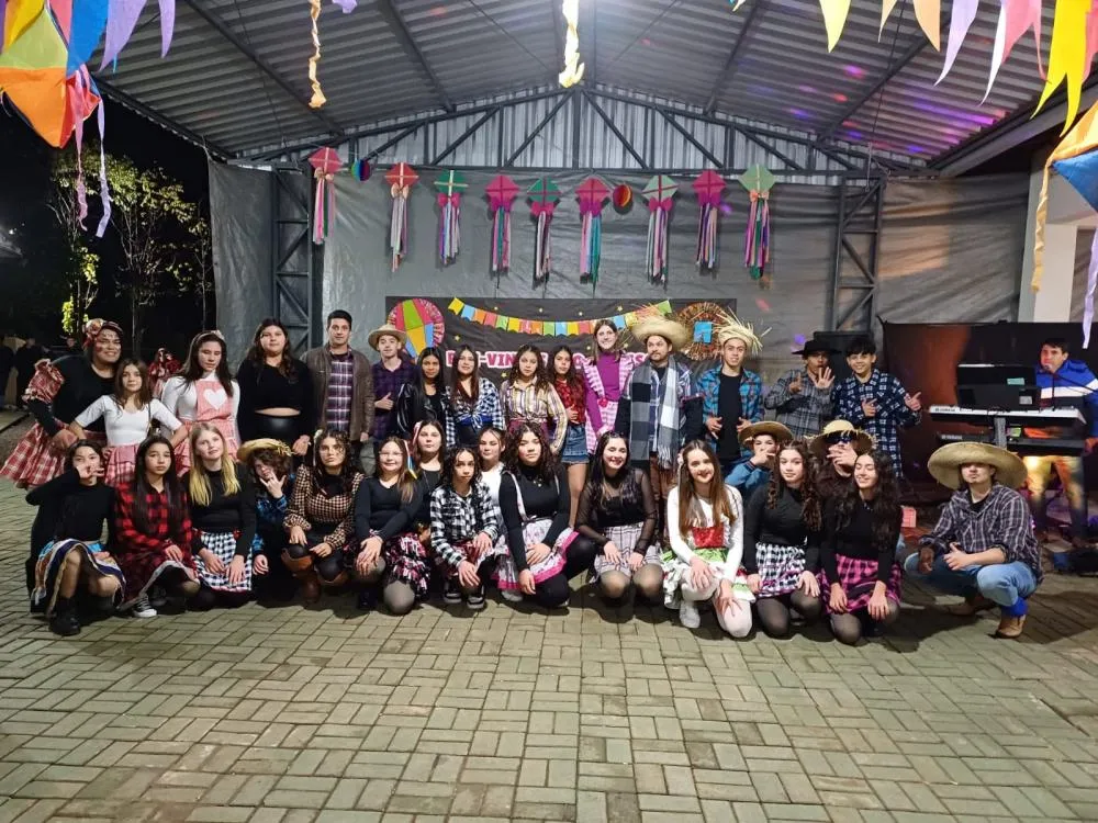 Festa Junina da Escola Lenira encanta com apresentações, comidas típicas e tradição