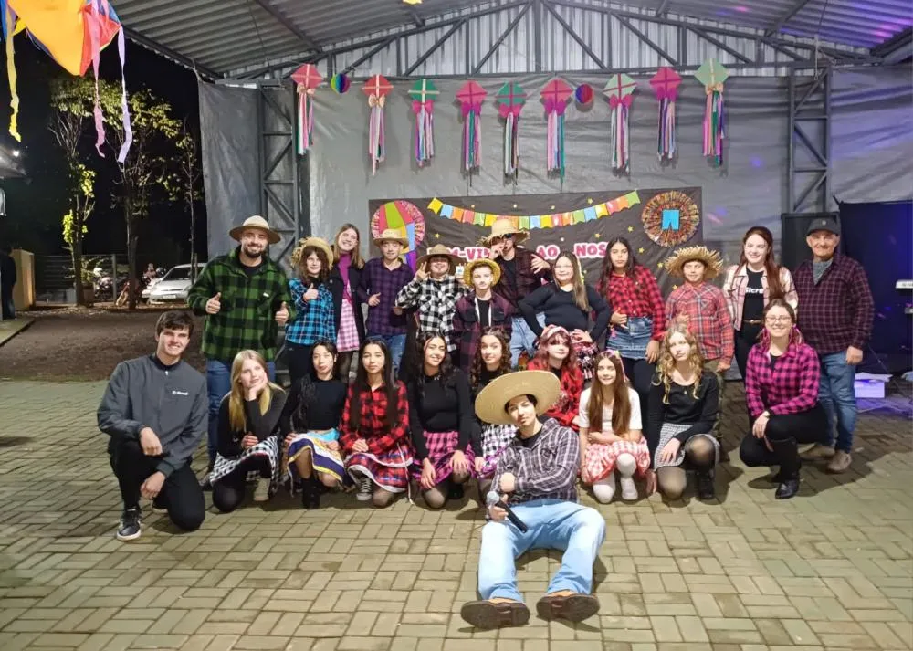 Festa Junina da Escola Lenira encanta com apresentações, comidas típicas e tradição