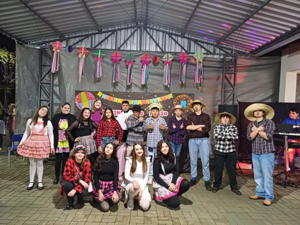 Festa Junina da Escola Lenira encanta com apresentações, comidas típicas e tradição