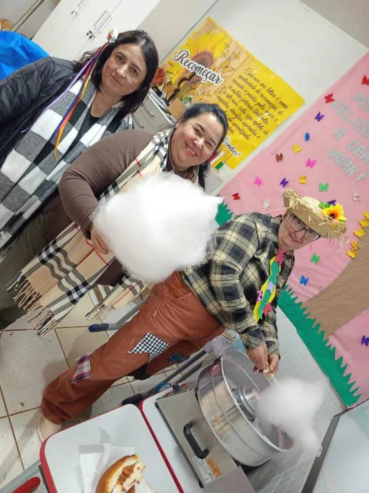 Festa Junina da Escola Lenira encanta com apresentações, comidas típicas e tradição