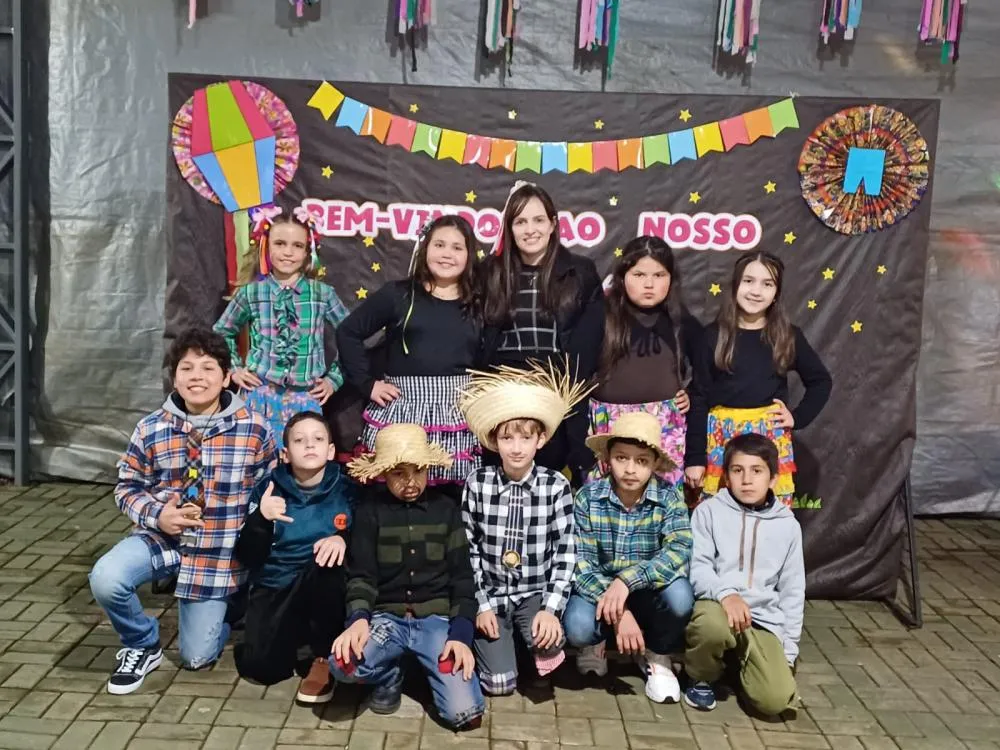 Festa Junina da Escola Lenira encanta com apresentações, comidas típicas e tradição