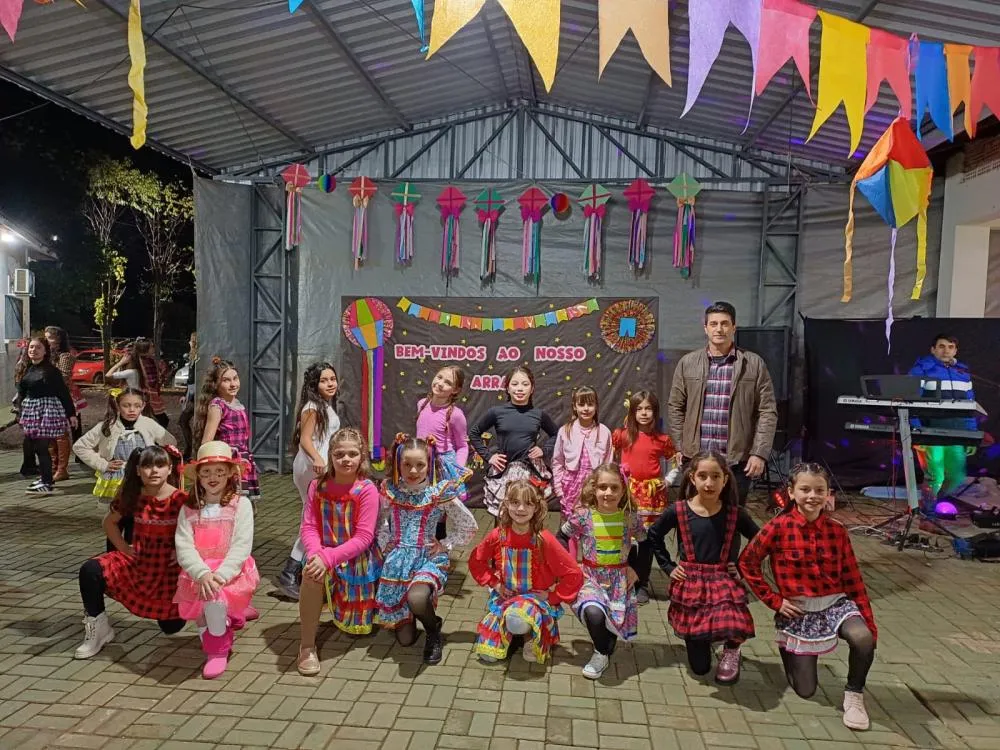 Festa Junina da Escola Lenira encanta com apresentações, comidas típicas e tradição