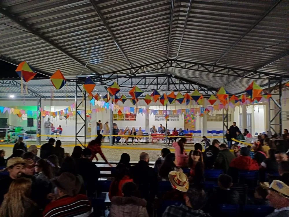 Festa Junina da Escola Lenira encanta com apresentações, comidas típicas e tradição
