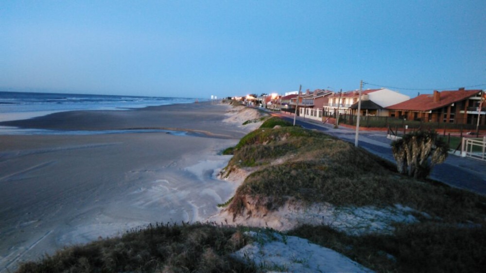 Uma das polêmicas mudanças foi o corte da diretriz que mantinha a distância mínima de 60 metros entre as dunas e as construções à beira-mar. Foto: Prefeitura de Xangri-lá/Divulgação
