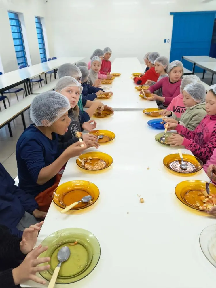 Alunos preparam salada de frutas e aprendem sobre alimentação saudável