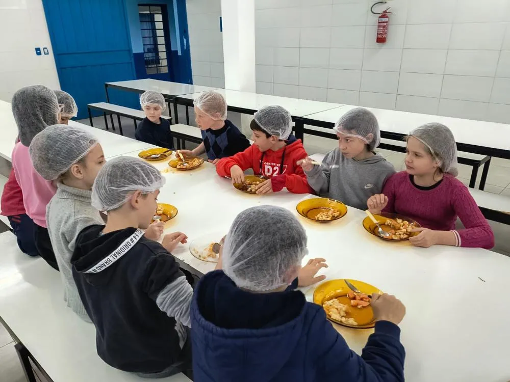 Alunos preparam salada de frutas e aprendem sobre alimentação saudável