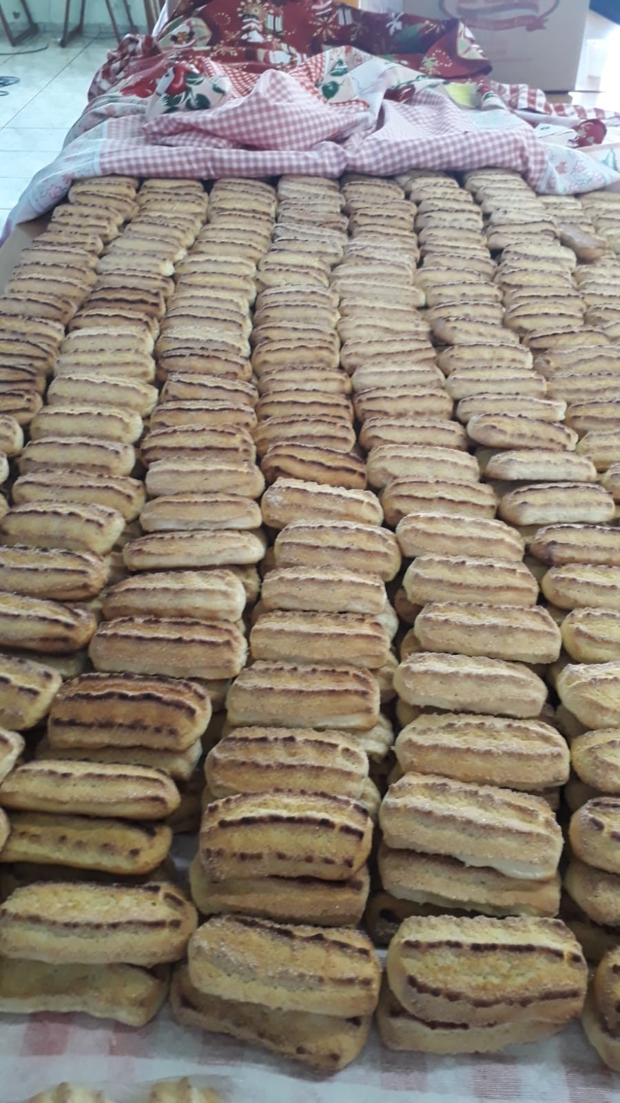 Cada pacote de bolachas e pães vem acompanhado de uma mensagem bíblica e de uma assinatura carinhosa das voluntárias. Fotos: Divulgação/AC