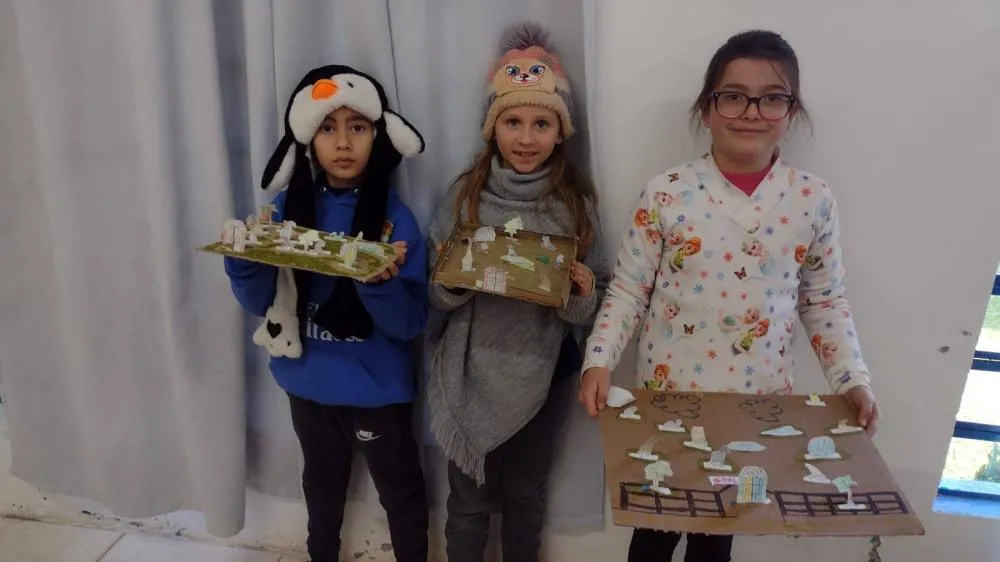 Alunos constroem minizoológico com materiais recicláveis e criatividade 