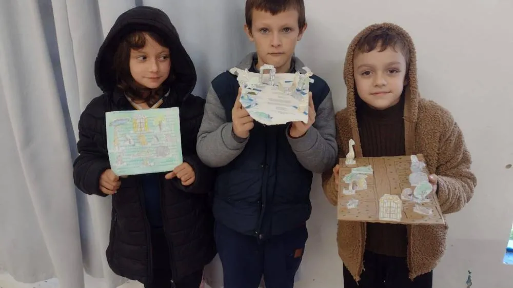 Alunos constroem minizoológico com materiais recicláveis e criatividade 