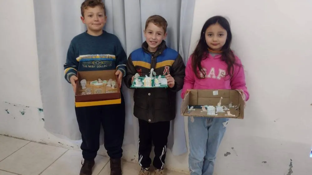 Alunos constroem minizoológico com materiais recicláveis e criatividade 