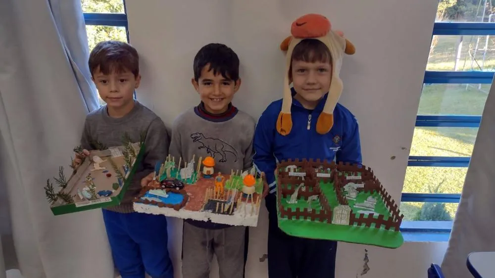Alunos constroem minizoológico com materiais recicláveis e criatividade 