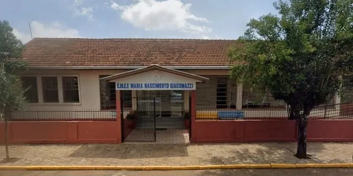 Antes do ataque, o jovem teria pedido para entrar na escola para deixar um currículo e ir ao banheiro | Foto: Google Street / Reprodução / CP