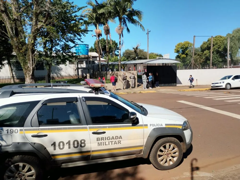 Brigada Militar realiza patrulhamento escolar no Instituto Fagundes Varela