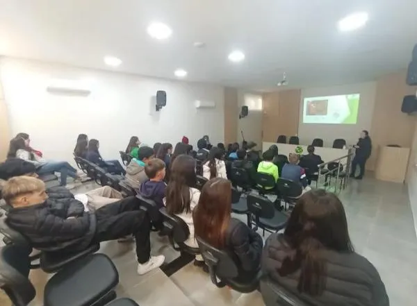 Alunos do Pontão dos Buenos conhecem estrutura do CIGRES em Seberi