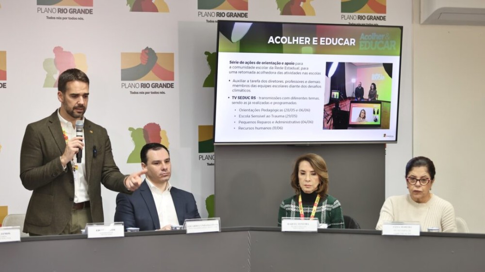 Raquel Teixeira (ao centro, de verde) falou sobre o calendário durante anúncio de investimentos nas áreas da Saúde e da Educação para o enfrentamento da calamidade em decorrência das enchentes. Fotos: Lauro Alves/Secom
