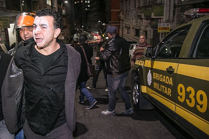 Deputado Jeferson Fernandes é detido pela Brigada Militar durante a reintegração de posse - Foto: Guilherme Santos/Sul21