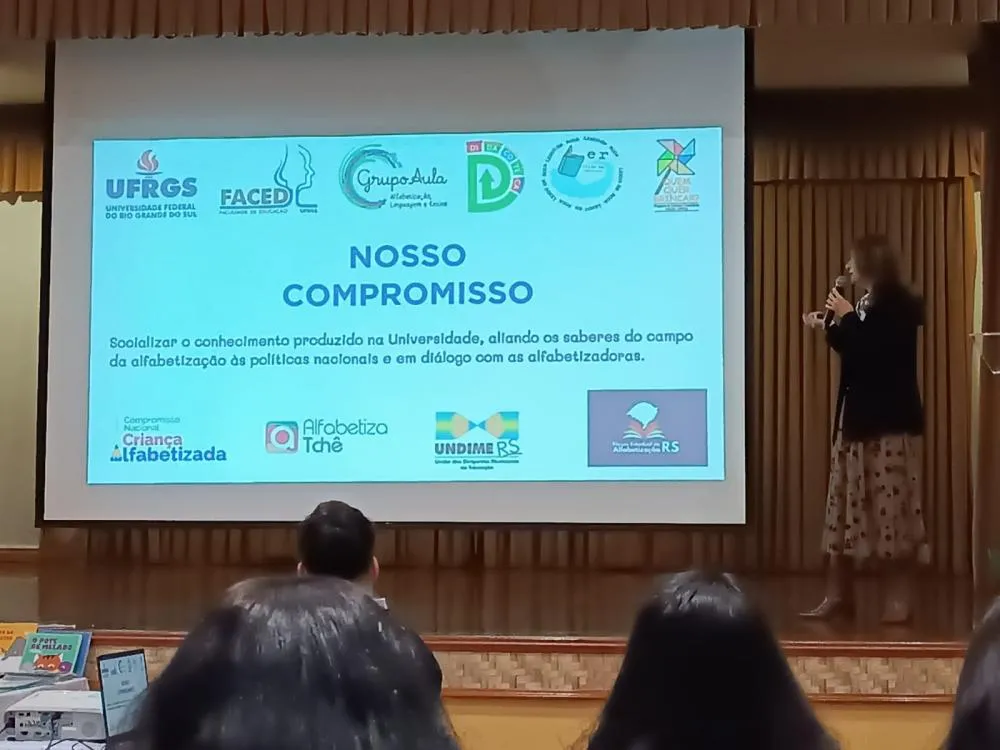 Equipe da Educação de Derrubadas participa de seminário nacional sobre alfabetização