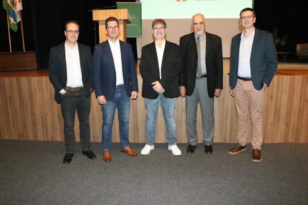 Médico e palestrante J. J. Camargo, juntamente com o presidente do Conselho de Administração e diretores da Unimed Noroeste/RS