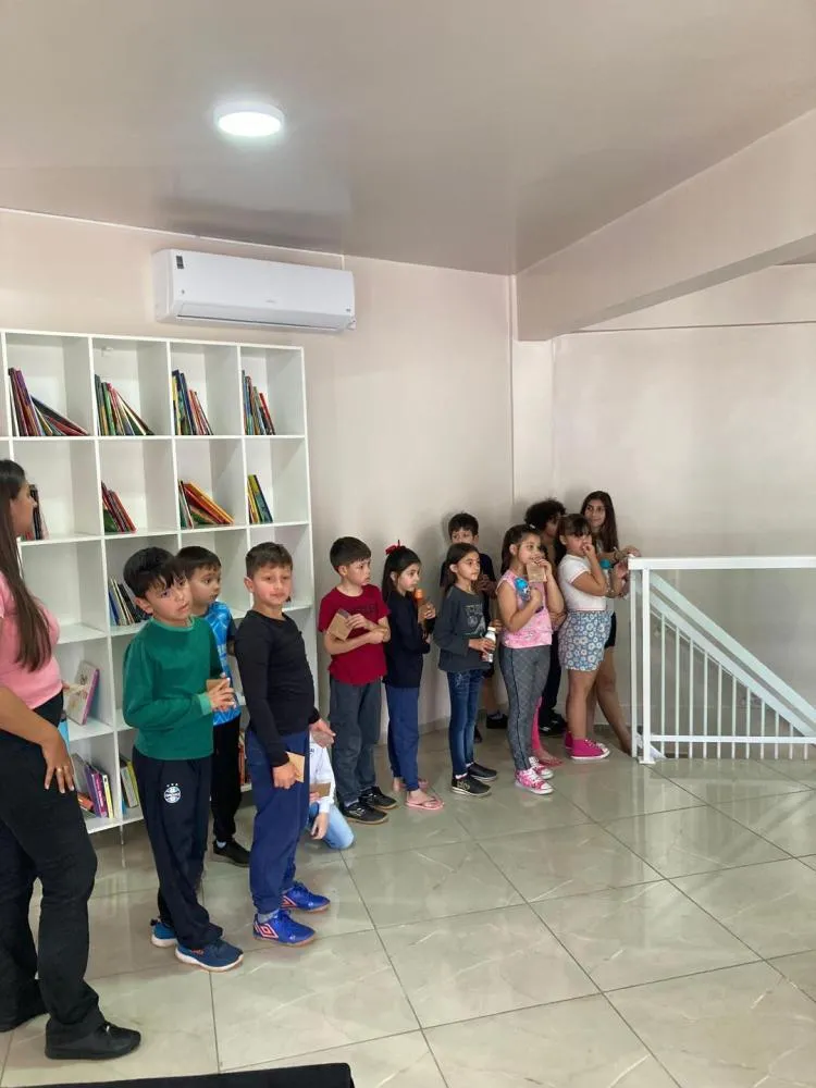 Contação de história na Biblioteca Municipal encanta crianças com a Galinha Ruiva