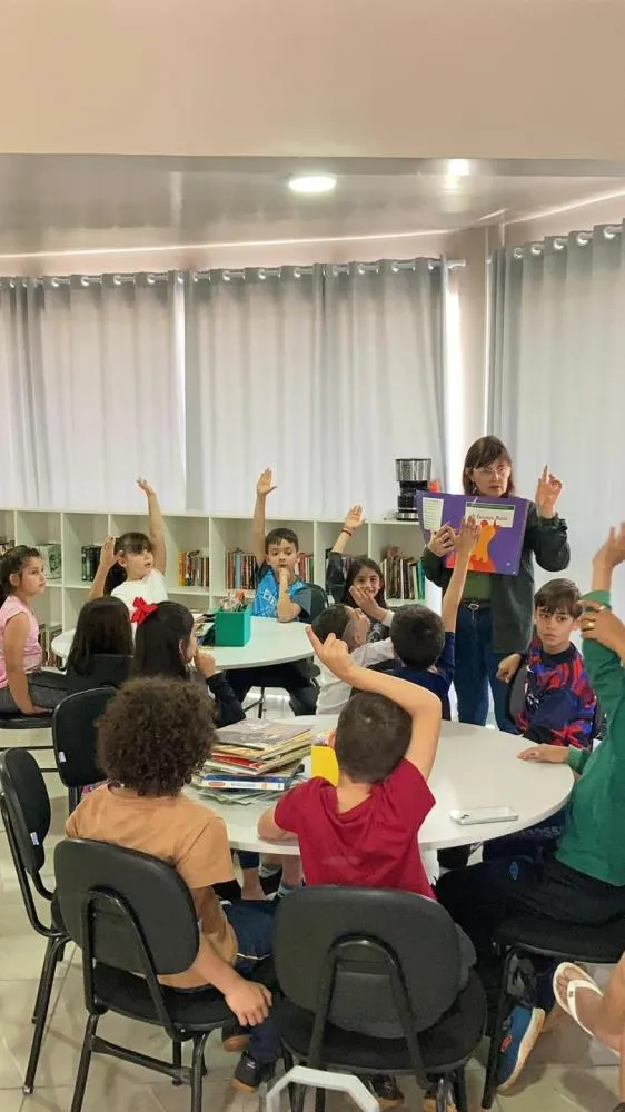 Contação de história na Biblioteca Municipal encanta crianças com a Galinha Ruiva