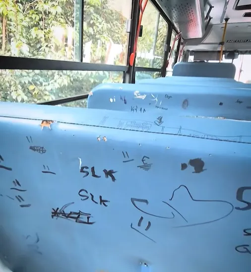 Ônibus escolar é depredado e prejuízo recai sobre a comunidade