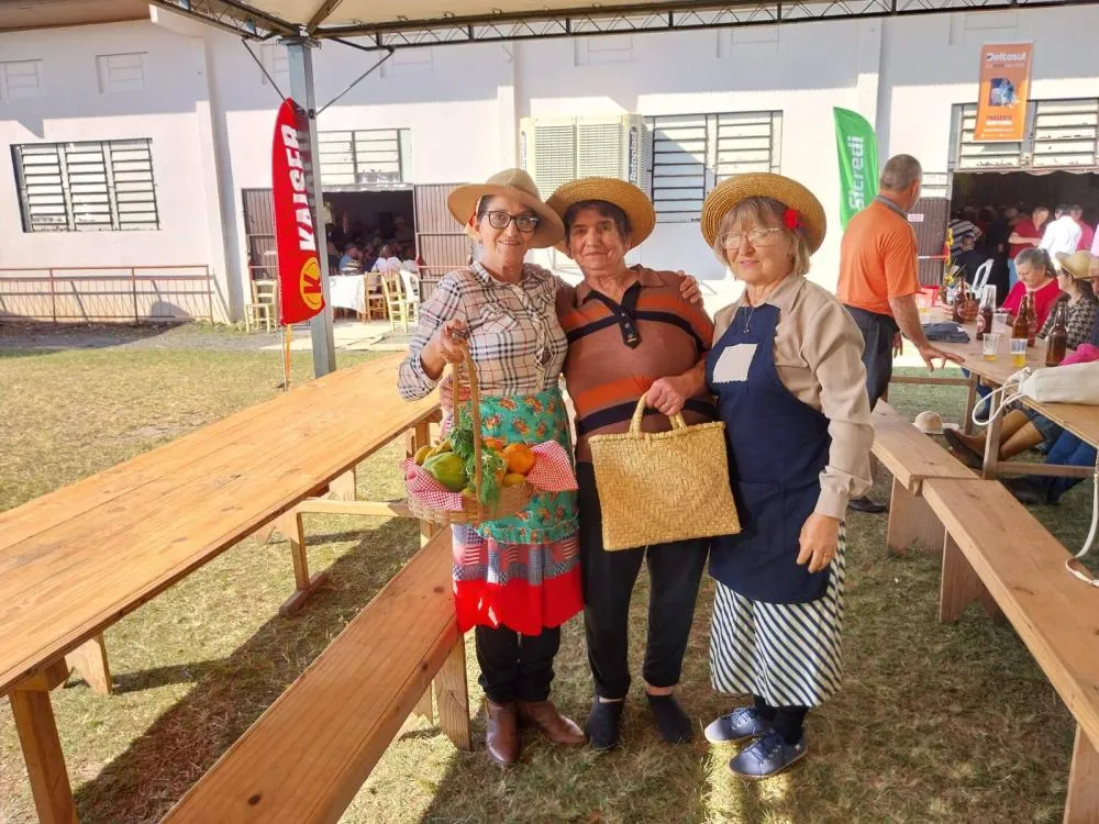 Grupo Reviver recebe prêmio de caracterização em Padre Gonzales