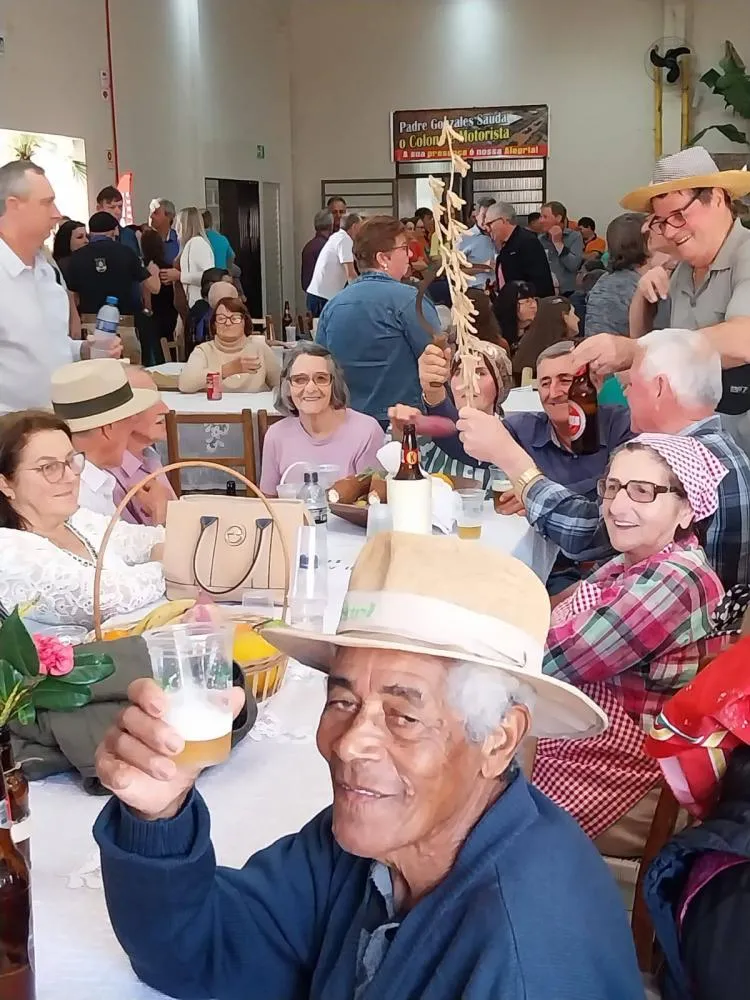 Grupo Reviver recebe prêmio de caracterização em Padre Gonzales