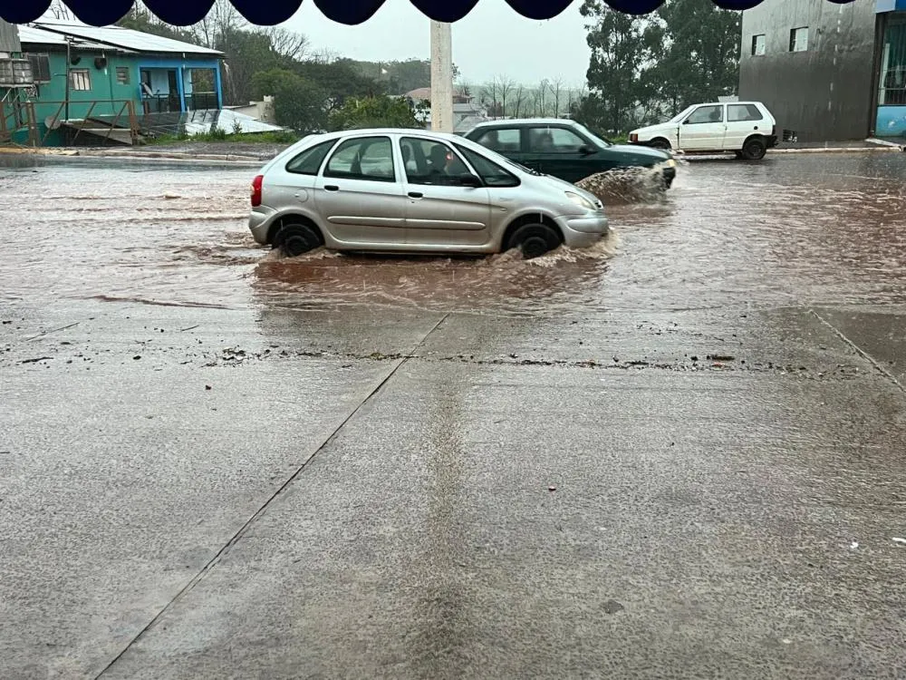 Problema estrutural persiste e população cobra obras de drenagem na Avenida Ijuí