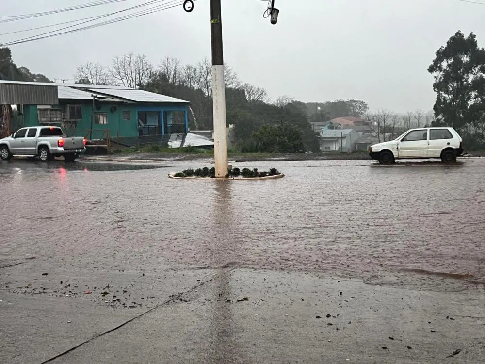 Problema estrutural persiste e população cobra obras de drenagem na Avenida Ijuí
