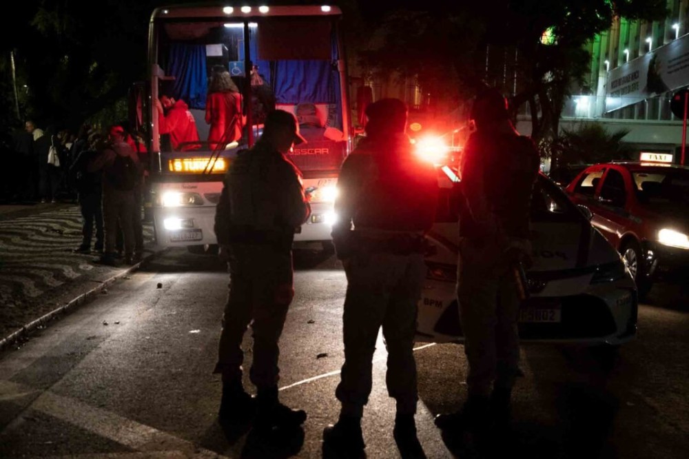 Brigada Militar impede saída de 2 ônibus do Movimento de Lutas nos Bairros, Vilas e Favelas (MLB) de deixar imediações da Assembleia Legislativa do RS após famílias despejadas da ocupação Sarah Domingues se reunirem com o governador Eduardo Leite no Palác