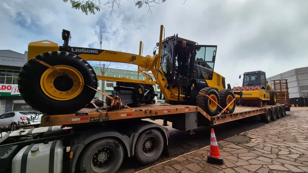 Prefeitura investe em equipamentos para melhorar estradas e apoio à agricultura