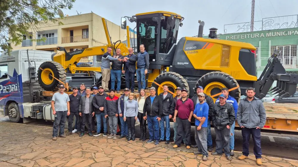Prefeitura investe em equipamentos para melhorar estradas e apoio à agricultura