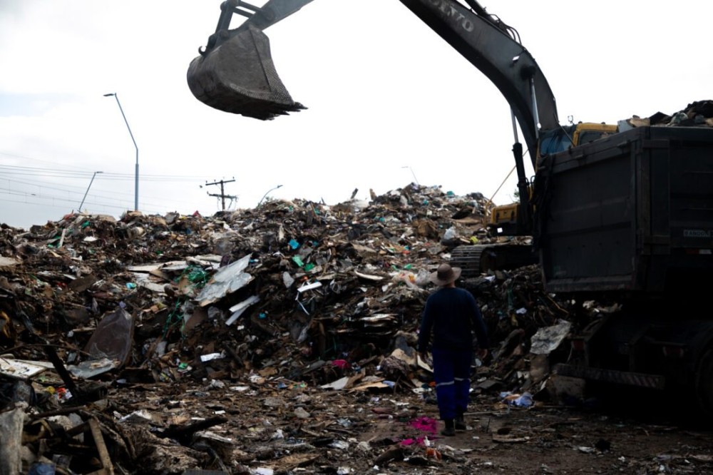 O recolhimento de resíduos sólidos provenientes da enchente que estão alocados nos terrenos de bota-espera foi iniciado pela empresa MCT Transportes nesta segunda-feira, 24 | Foto: Isabelle Rieger/Sul21