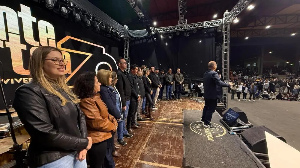 Mais de 2 mil pessoas prestigiam Show Baile dos 70 anos de Tenente Portela