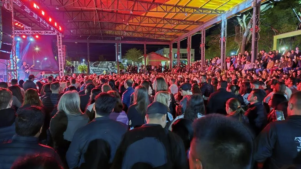 Mais de 2 mil pessoas prestigiam Show Baile dos 70 anos de Tenente Portela