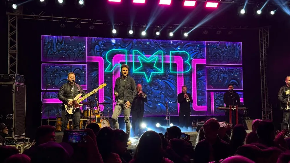 Mais de 2 mil pessoas prestigiam Show Baile dos 70 anos de Tenente Portela