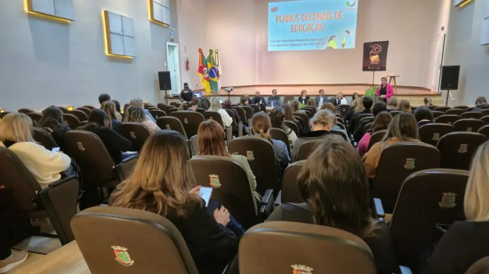 Seminário Regional UNCME/AMUCELEIRO discute educação inclusiva e Planos Decenais